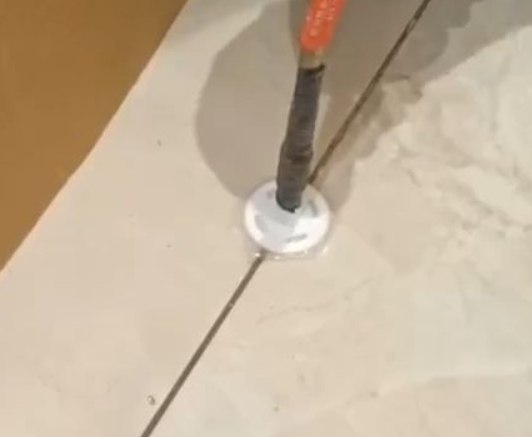 巴南瓷砖空鼓维修公司专业解答瓷砖在铺贴过程中，如果没有涂抹均匀到位的粘结材料（如水泥砂浆或瓷砖胶），可能会导致以下问题