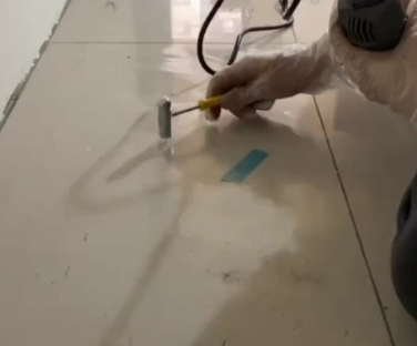 巴南瓷砖开裂维修公司专业分享瓷砖在铺贴前如果没有沥干水分，将会导致以下问题